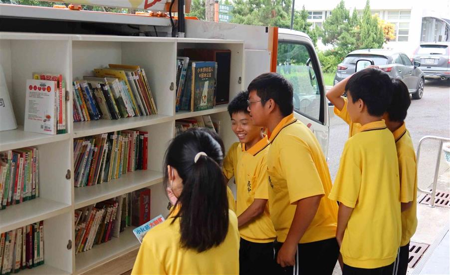 發發探險號與成大圖書館前進偏鄉